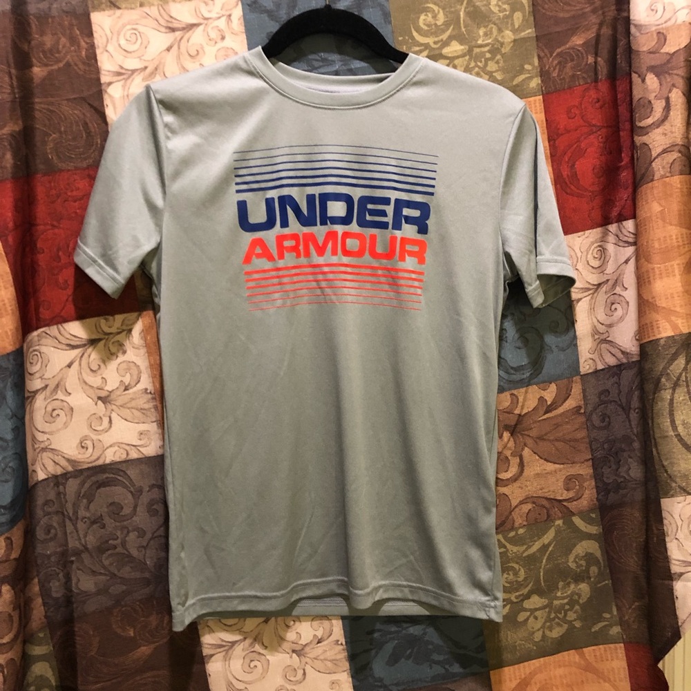 Under Armour Gray Short Boys T-shirt Size Large